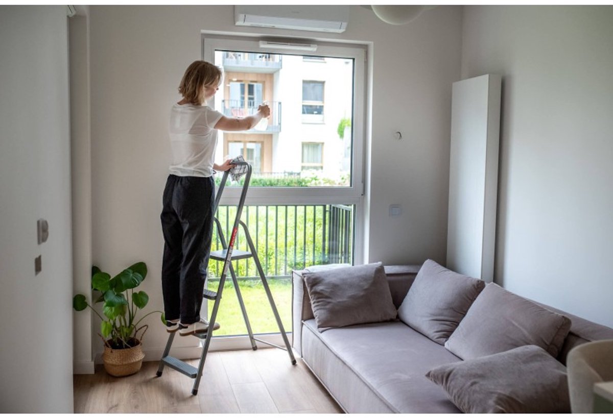 Baulich Opvouwbare huishoudtrap - Stalen vouwladder met 4 antislip treden en platform, draagvermogen 125 kg, werkhoogte 275 cm, stabiel met geprofileerde voeten – foto 8