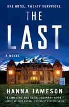 Boekcover van "The Last" met een kasteel bij nacht, met bergen op de achtergrond.