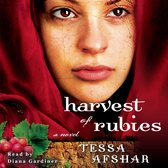 Cover van 'Harvest of Rubies' met een close-up van een vrouw met rode sjaal, druiven en de titel.