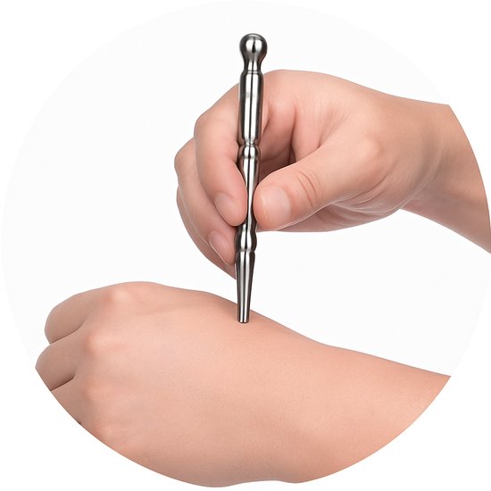 Hand gebruikt zilverkleurige acupunctuurpen op de hand.