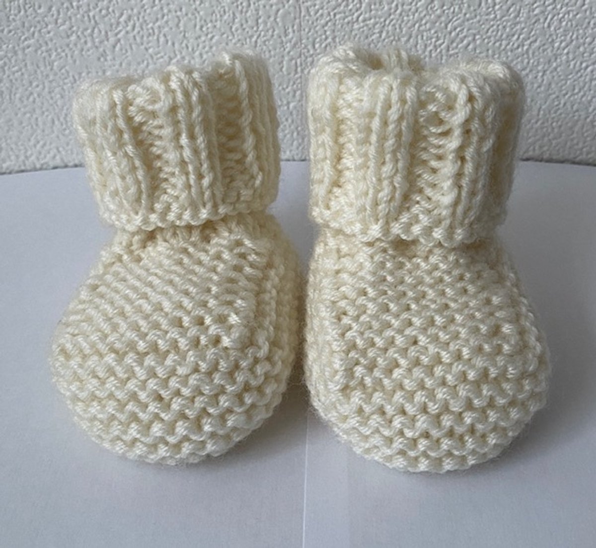 Babyslofjes 0-6 maanden | gebreid | zool 11cm | wolwit | merino wol | handgemaakt | baby cadeau | baby shower cadeau | kraamcadeau | Sinterklaascadeau baby | Kerstcadeau baby | pantoffels meisjes/jongens | warme pantoffels |