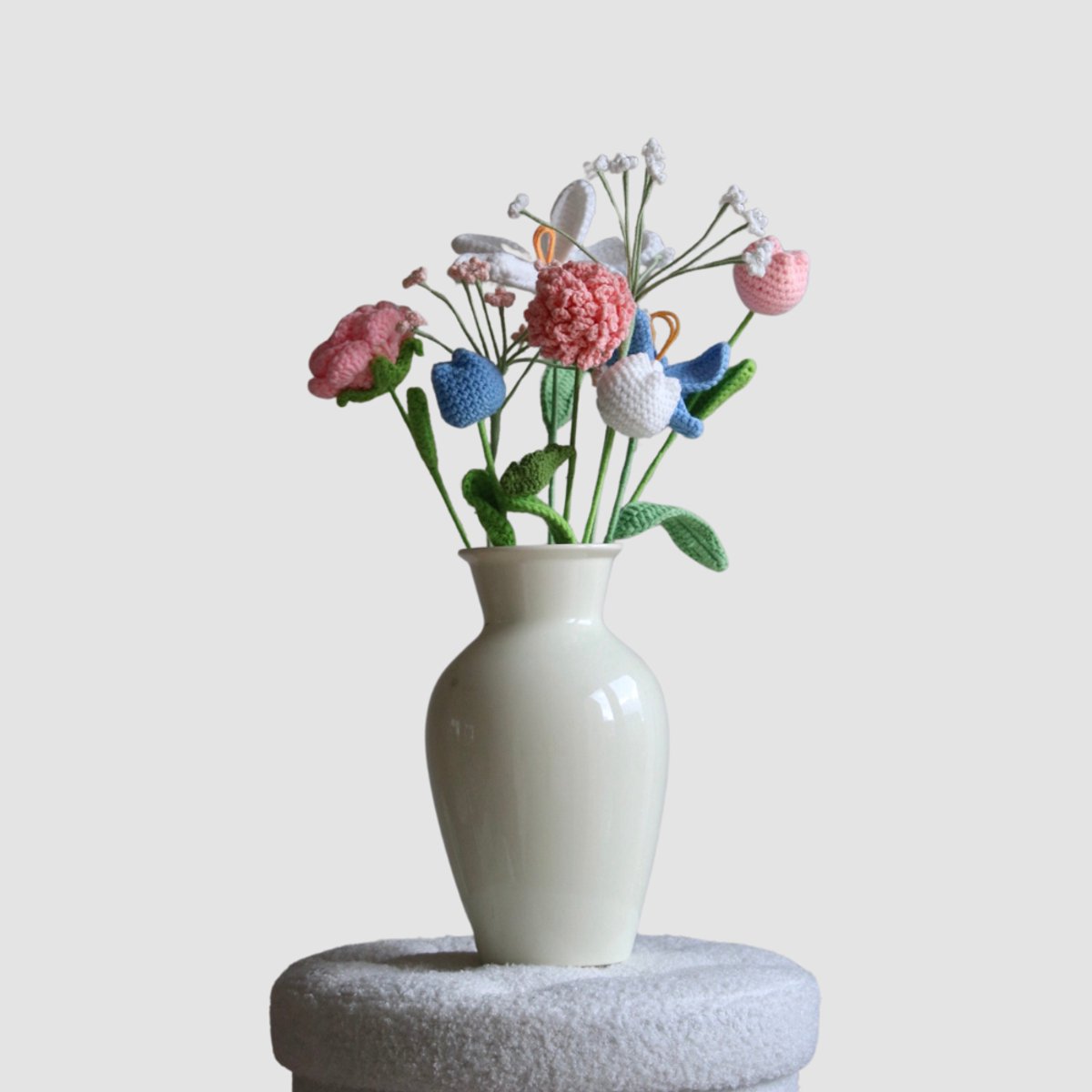 Woolbloom gehaakte bloemen - kunstbloemen- knitted flowers - gehaakt boeket - roze bloemen - blauwe bloemen