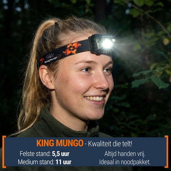 Vrouw met op haar hoofd een zwarte King Mungo hoofdlamp met oranje-zwarte band en brandend licht.