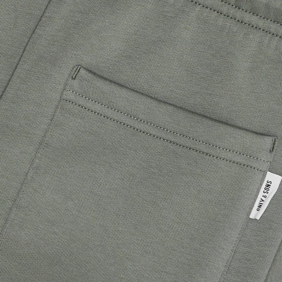 Olijfgroene joggingbroek met een opgestikte zak aan de achterkant en een 'ONLY & SONS' label.
