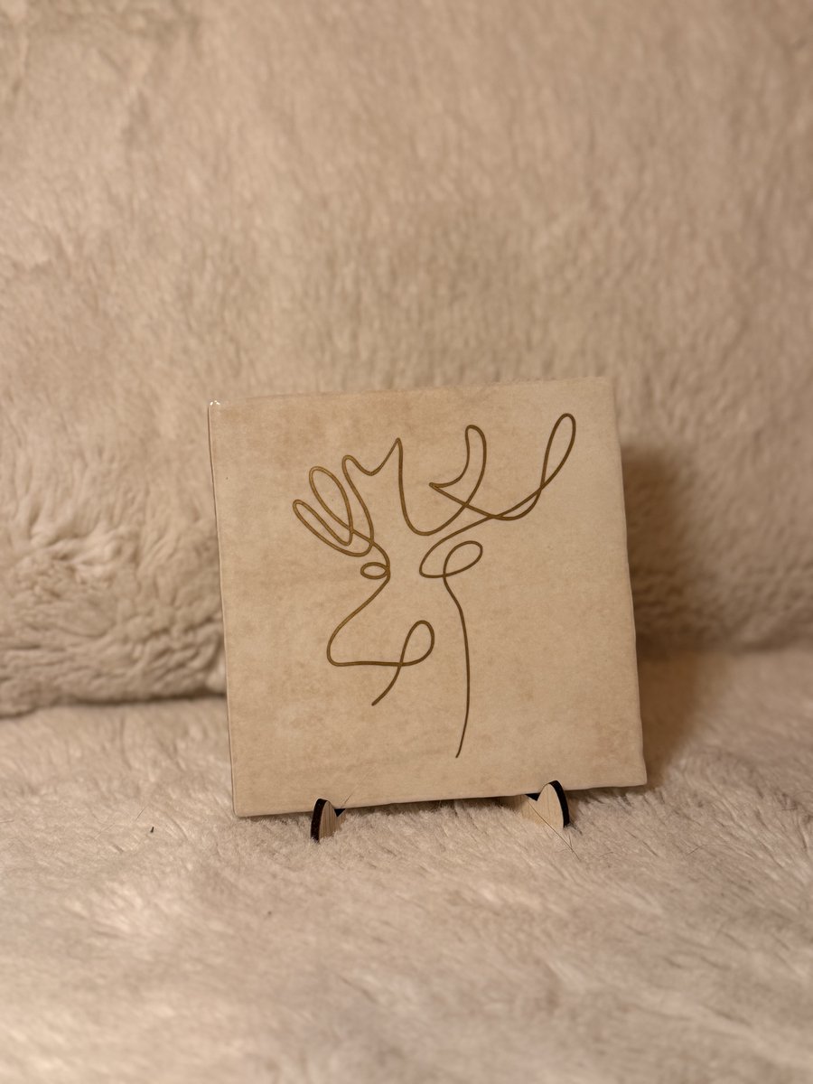 Studio - Nihra Kerst Tegeltje 13×13 cm – Beige – Gouden Rendier – Luxe Kerstdecoratie Cadeau
