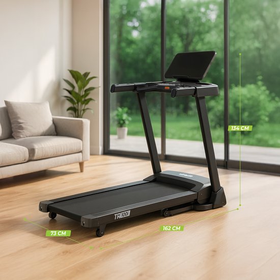 Zwarte loopband 'TR100i' in een woonkamer met afmetingen aangegeven.