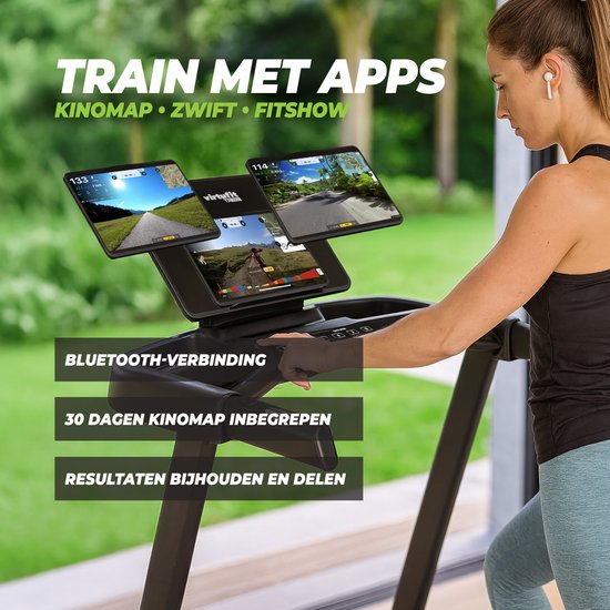 Vrouw traint op zwarte loopband met tablet waarop apps Zwift, Kinomap en FitShow te zien zijn.