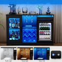 Zwarte buffetkast met glazen deuren, wijnrek en minibar, met blauwe en witte LED-verlichting. Toont diverse verlichtingsopties.