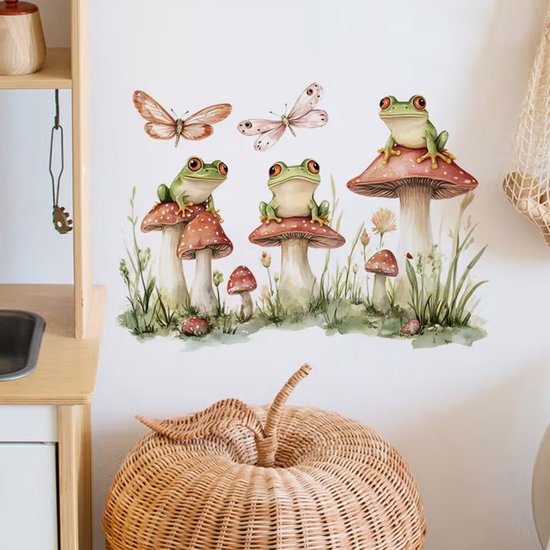 Sticker mural avec trois grenouilles sur des champignons et deux papillons. Tons verts, orange et roses.