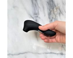Rock Star – Mini Luchtdruk Stimulator – Krachtige Pulsaties – 5 Intensiteiten – 7 Programma’s – 100% Waterproof – Oplaadbaar – Siliconen – Zwart
