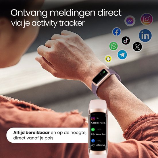 Paarse activity tracker met rosé gouden rand, om de pols van een vrouw. Social media notificaties worden getoond.