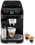 Zwarte De'Longhi Magnifica Evo Next volautomaat met melkreservoir, glas latte macchiato en twee espresso's.