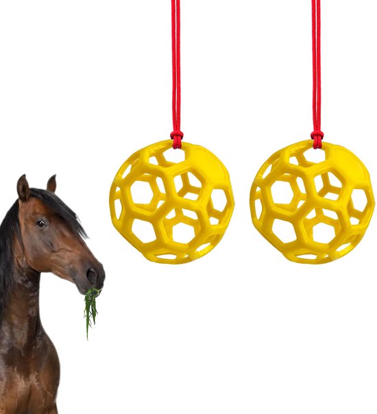 Twee gele, honingraat-achtige ballen aan rood touw, met een deel van een paardenhoofd met gras in de mond aan de linkerkant.