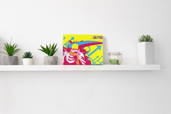 Canvas met anime figuur, het logo van Bleach en pijlen, op een plank.