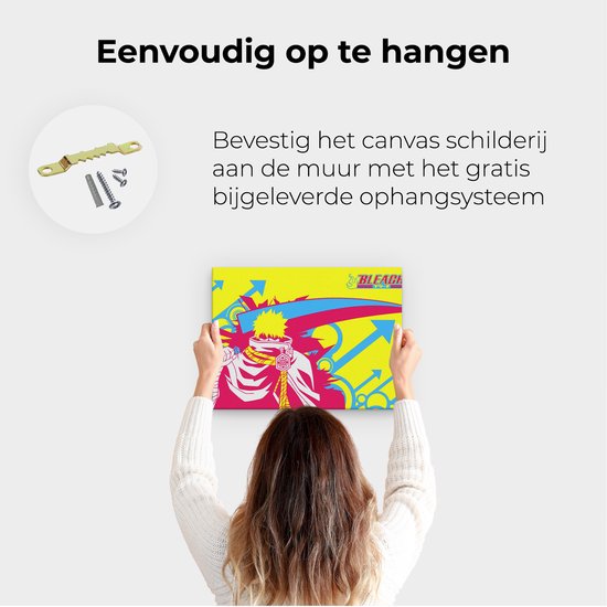 Vrouw houdt canvas schilderij met anime figuur omhoog, met instructies voor ophangen.