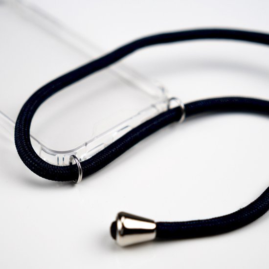 Detailopname van een transparante telefoonhoes met een donkerblauw koord, bevestigd met zilveren ringen.