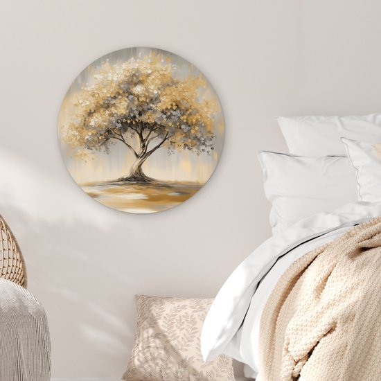 Ronde muurcirkel met een schilderij van een gouden en grijze boom, hangend in een slaapkamer met een bed en beige sprei.