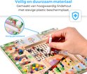 Kind speelt met magnetisch doolhof, gemaakt van hout en stevig plastic. De bal is stevig gemonteerd.