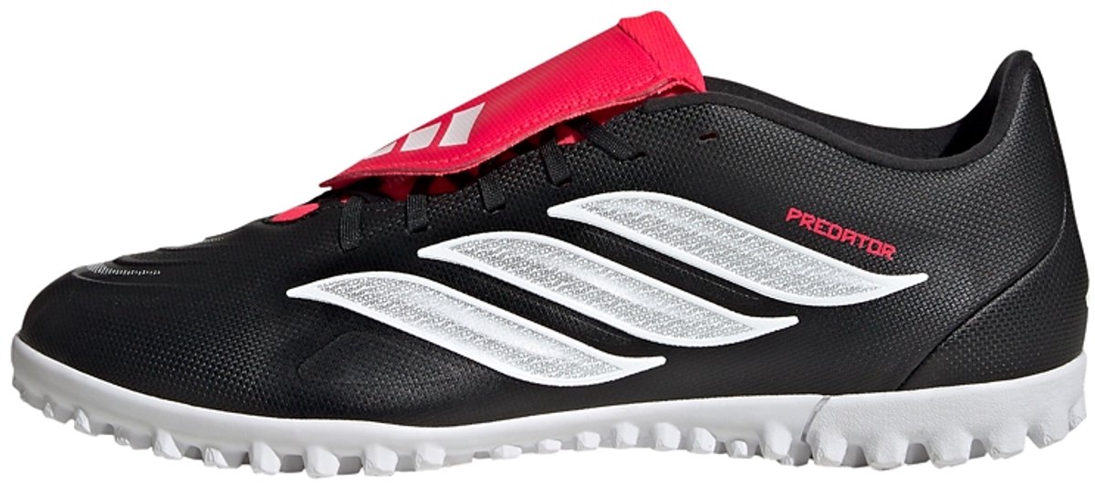 Zwarte adidas Predator Club voetbalschoenen met opvouwbare tong en witte strepen, ontworpen voor turfvelden.