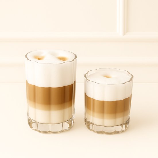 Deux verres remplis de couches de café et de lait, un grand et un petit, avec un bord supérieur ondulé.