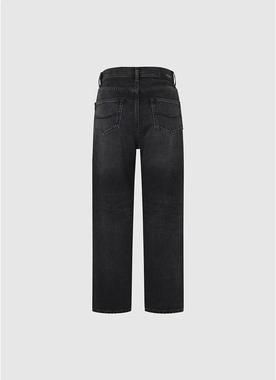 Achterkant van zwarte denim broek met twee achterzakken en riemlussen bij de taille.