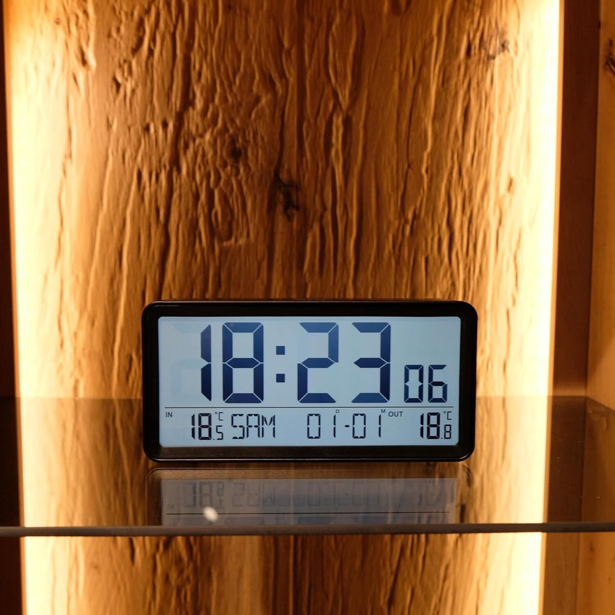 Technoline WT 320 – Digitale wekker – Radiogestuurd – Dubbele alarmen – Snooze – Datumaanduiding – Dagaanduiding – Batterij-indicator – Binnen / Buitentemperatuur – Achtergrondverlichting – Zwart – 187 × 91 × 48 mm