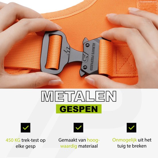 Oranje tuig met metalen gespen. "ALWAYS PREPARED" tekst op gesp.