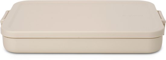 Boîte à lunch Brabantia plate et fermée, de couleur beige, sur fond blanc.