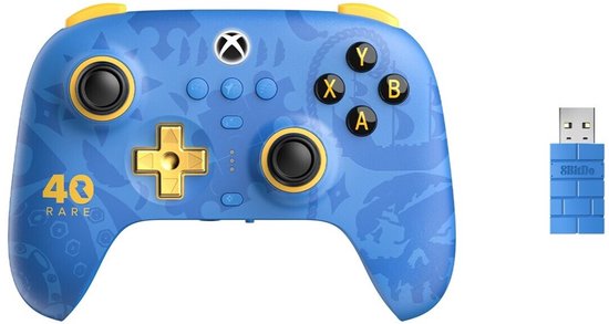 Blauwe Xbox controller met gouden D-pad en tentakelprint, naast een USB-dongle.
