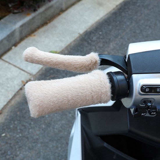 Lichtbruine pluche hoezen voor scooterhandvatten en -remhendels.