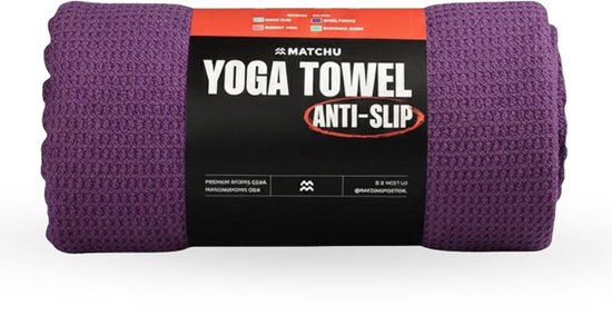 Oprollen paarse yogahanddoek met "YOGA TOWEL ANTI-SLIP" band.