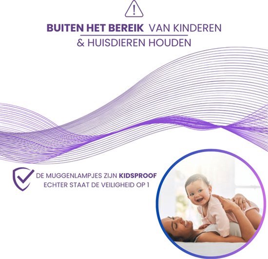 Een lila muggenlamp met witte bovenkant naast een vrouw die een baby optilt en lacht.