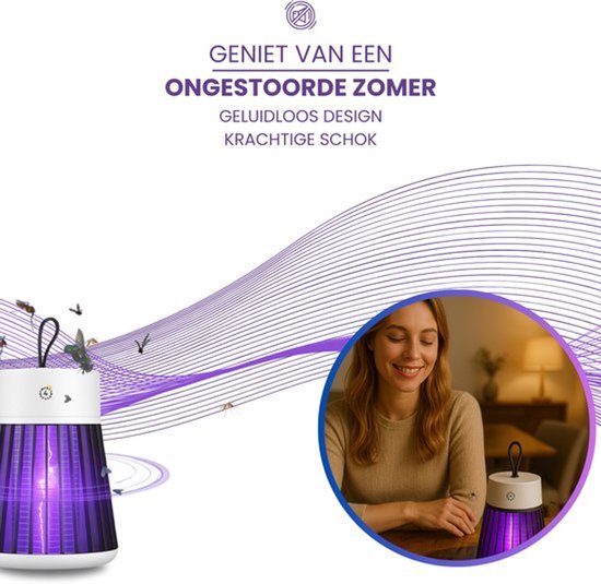 Een lila muggenlamp met witte bovenkant naast een lachende vrouw met bruin haar die naar de lamp kijkt.