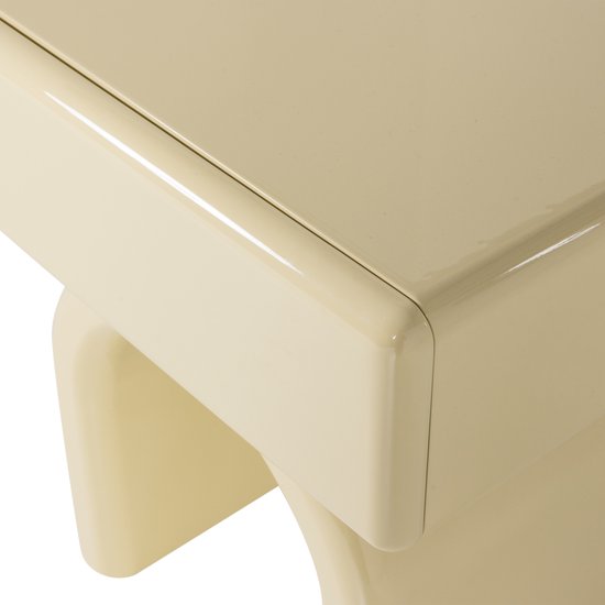 Close-up van de glanzende gele rand van een bijzettafel.