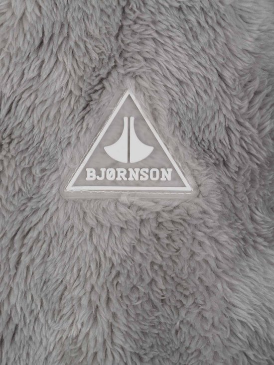 Wit driehoekig logo met 'BJØRNSON' erop, op een grijze fleece achtergrond.