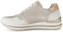 Beige leren sneaker met witte en goudkleurige details, veters en een platformzool.