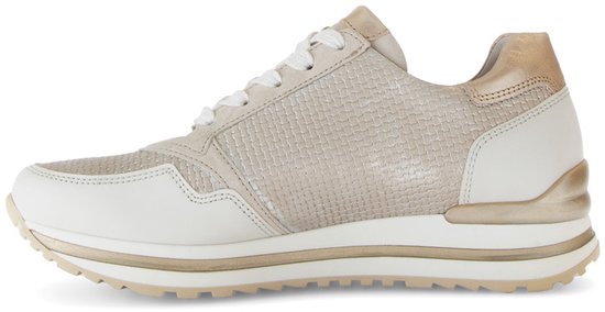 Beige leren sneaker met witte en goudkleurige details, veters en een platformzool.