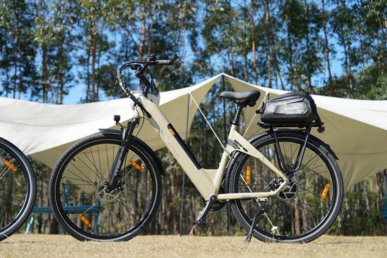 Lichtbruine elektrische fiets met zwarte details, bagagedrager, voor een tent.