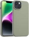 iPhone 14/13 hoesje in 'Cooper Green' met matte afwerking en uitsparing voor dubbele camera.