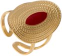 Gouden ring met een textuur aan de buitenkant en een rode, ovale emaille steen in het midden.