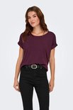 Model draagt bordeauxrood gemêleerd t-shirt, zwarte jeans met hoge taille en riem.