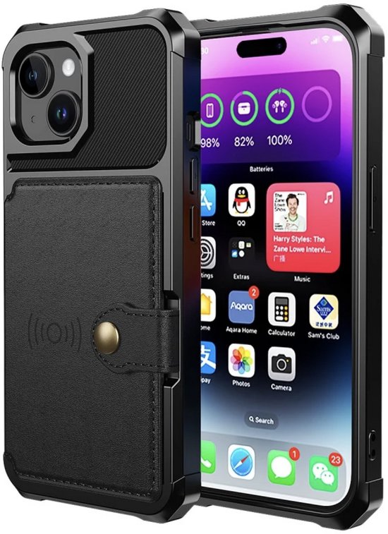 Coque de téléphone noire et robuste avec un rabat pour cartes, à côté d'un iPhone avec un thème violet sur l'écran.