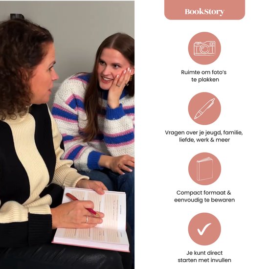 Twee vrouwen, een moeder en dochter, kijken samen naar een open boek met een pen. Ernaast iconen voor foto's, vragen en opbergen.