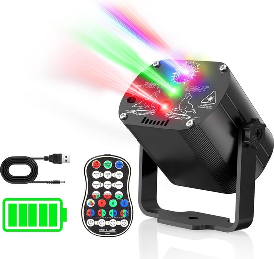 Zwarte draagbare party-lamp met meerkleurige lichtstralen, afstandsbediening, USB-kabel en een batterij-indicator.