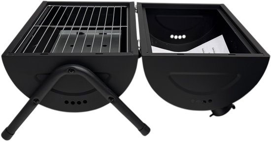Zwarte draagbare BBQ van Wolff BBQ, opengeklapt met grillrooster aan de linkerkant en de binnenkant van de deksel aan de rechterkant.