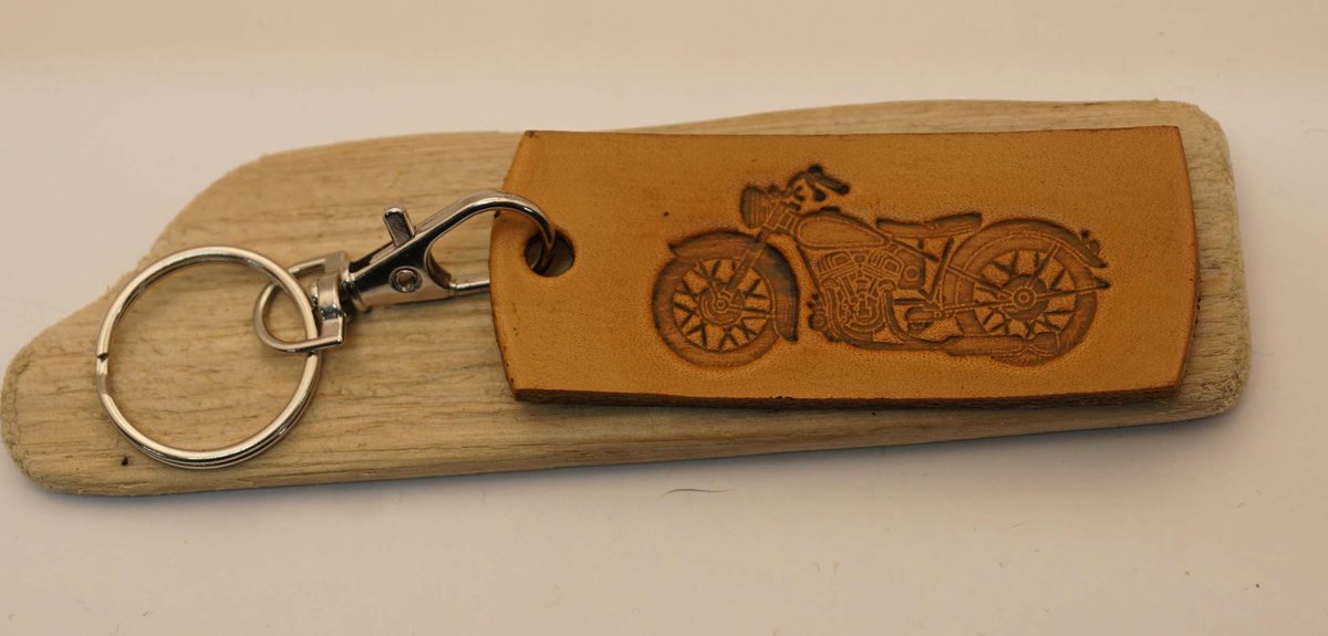 Leren sleutelhanger motor in het beige - biker sleutelhanger - motorrijder sleutelhanger - lederen sleutelhangers - bikers keyring - leather keyring - biker symbool sleutelhanger - stoere sleutelhangers - ruige sleutelhanger