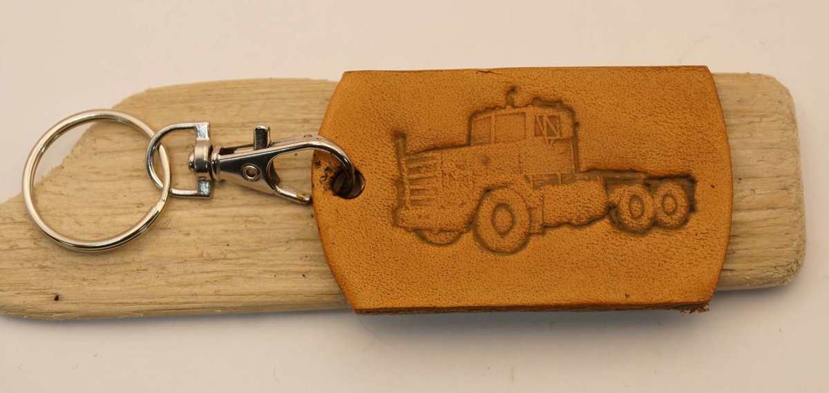 Leren sleutelhanger vrachtwagen in de kleur beige - trucker sleutelhanger - leather keyring truck - beige leren sleutelhanger - vrachtwagen chauffeur sleutelhanger - dames, heren sleutelhangers - leuke cadeau voor trucker