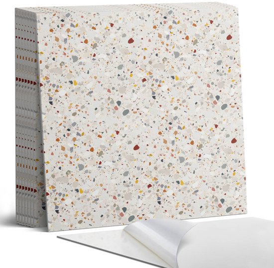 Stapel beige tegels met spikkels, met een witte beschermlaag eronder.
