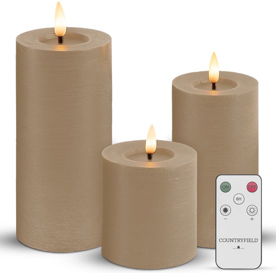 Drie taupe LED stompkaarsen met bewegende vlam en afstandsbediening, op witte achtergrond.