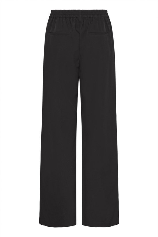 Achterkant van een zwarte, wijde broek met rechte pijpen en elastische tailleband.